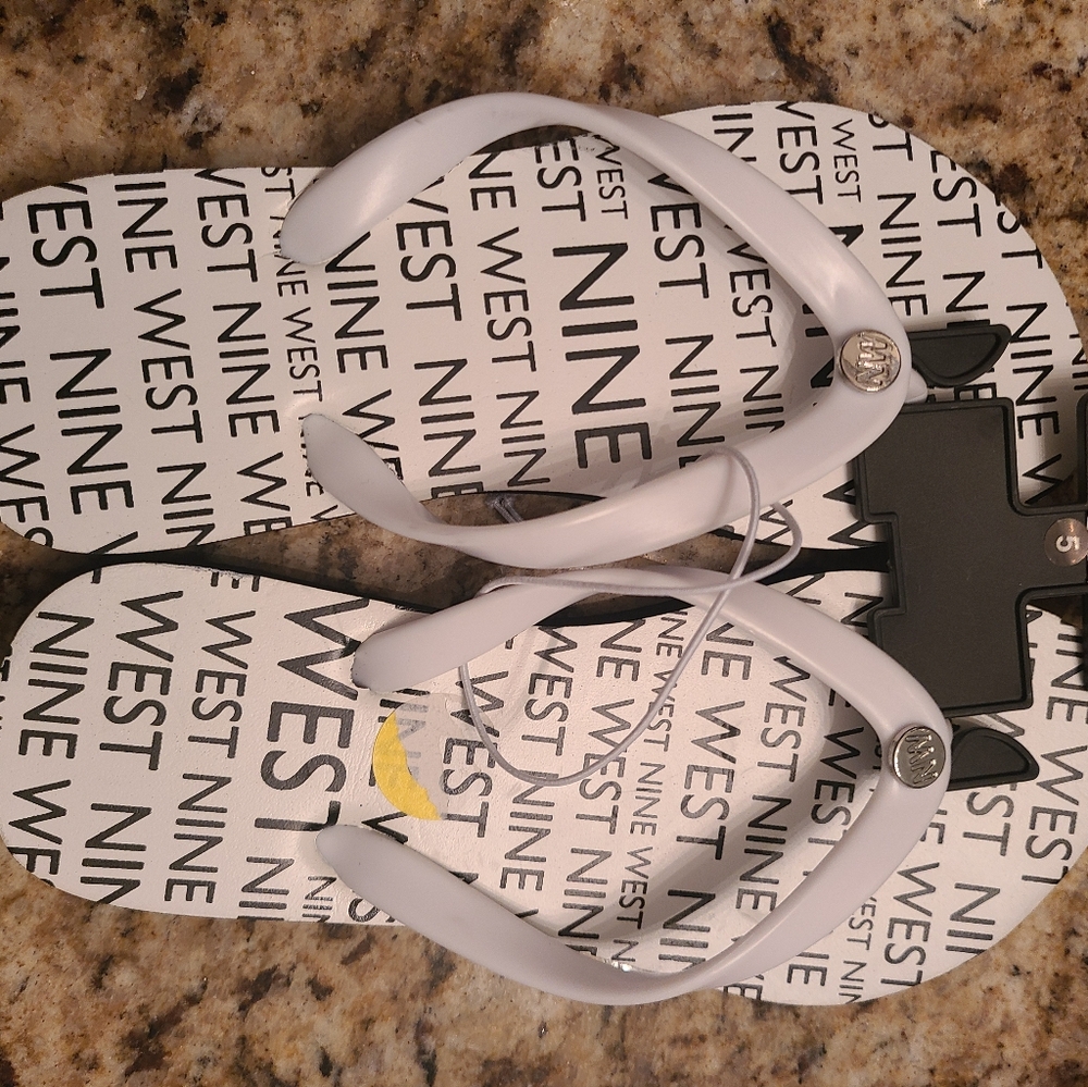 NWT Nine West Summer Flip Flop Sandals 5 Womens Summer Thong Beach white/black